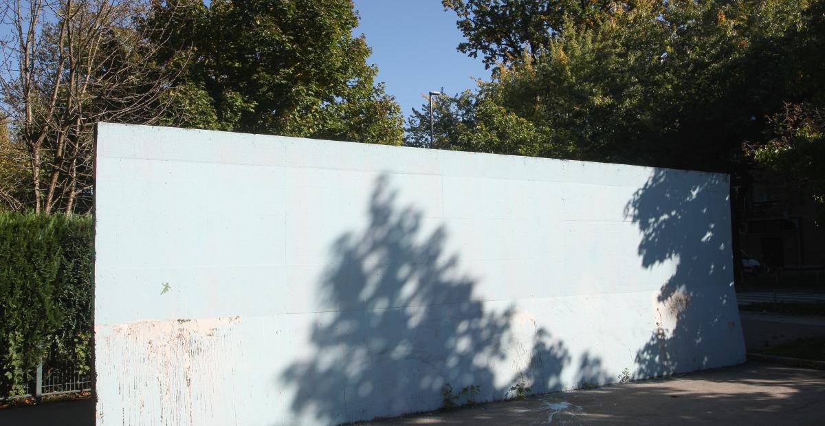 20201008 grafitno mesto OS Trnovo zid ob parkiriscu nrovan 002
