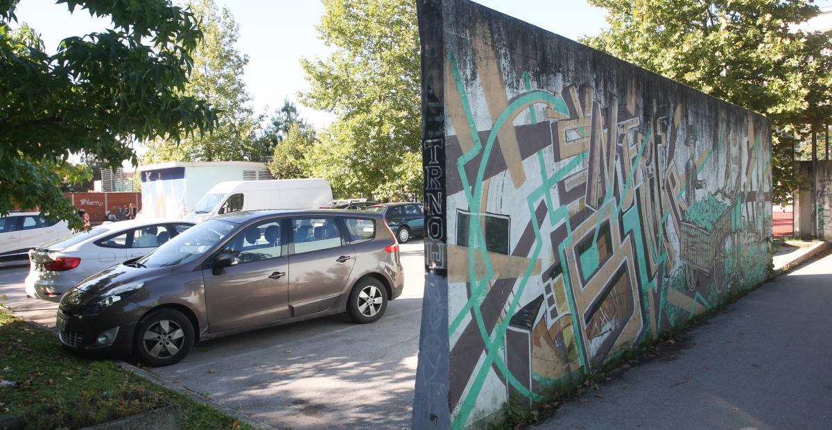 20201008 grafitno mesto OS Trnovo zid ob parkiriscu nrovan 004
